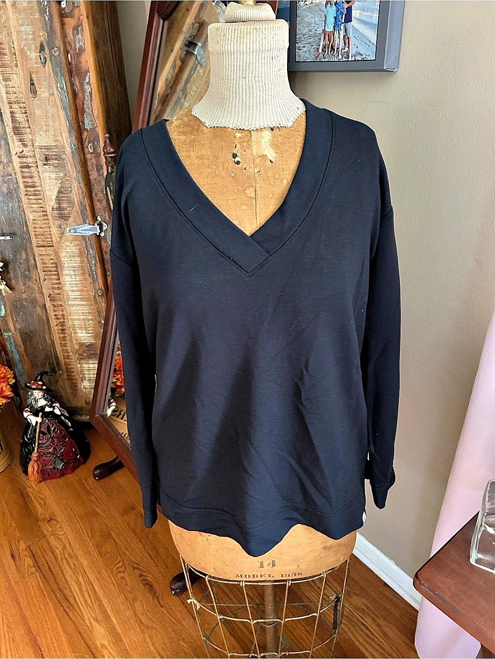 Orvis Black Women's V-Neck Pullover Sweatshirt | Size Medium - Like New